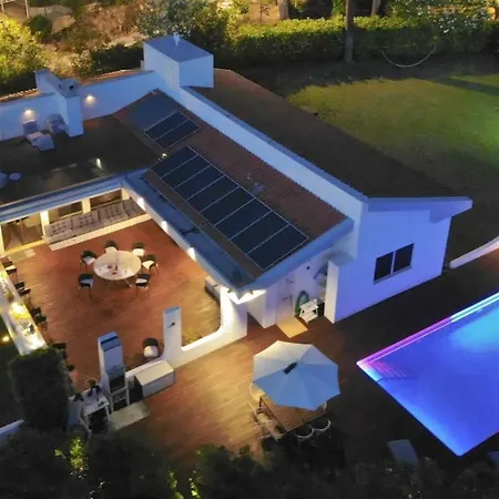A Energy Bento Box Hot Pool & Sauna
